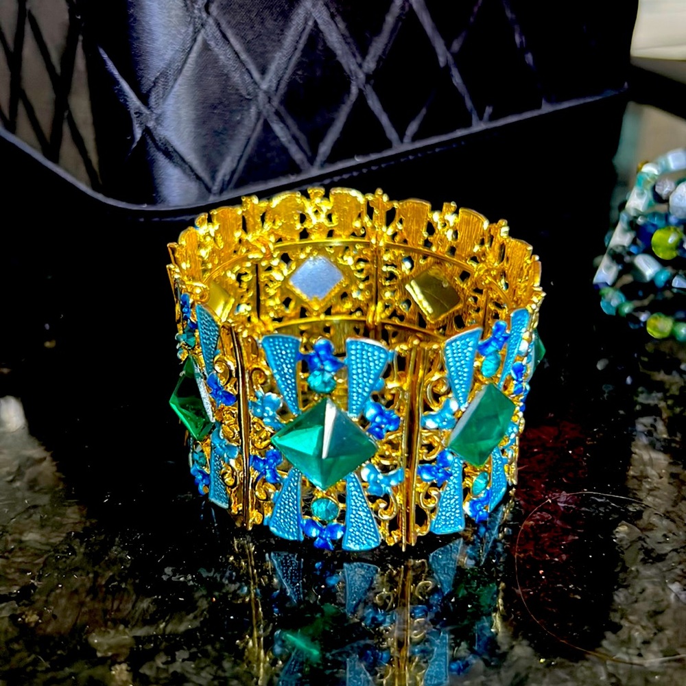 Very elegant bracelet